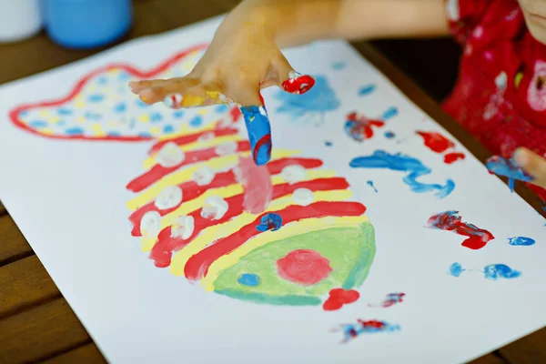 Pequena criança criativa pintura menina com cores de dedo um peixe. Criança ativa se divertindo com desenho em casa, no pré-escolar ou pré-escolar. Educação e educação à distância para crianças. Actividade cremosa. — Fotografia de Stock