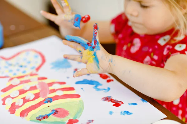 Pequeña niña creativa pintando con los colores de los dedos un pez. Niño activo divirtiéndose con el dibujo en casa, en el kindergaten o preescolar. Educación y aprendizaje a distancia para niños. Actividad creadora. — Foto de Stock