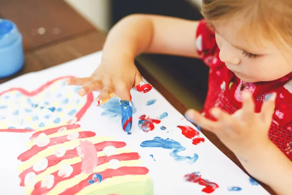 Kleine creatieve peuter meisje schilderen met de vinger kleuren een vis. Actief kind dat plezier heeft met thuis tekenen, in kleuterscholen of kleuterscholen. Onderwijs en afstandsonderwijs voor kinderen. Creatieve activiteit. — Stockfoto