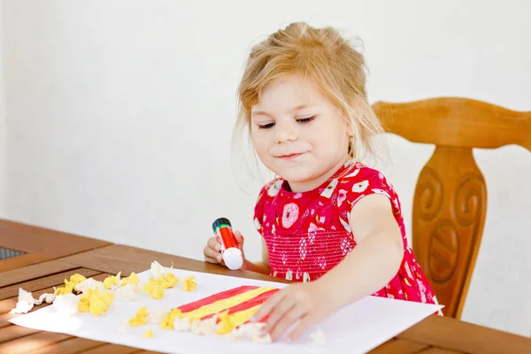 Little creative toddler girl painting with finger colors popcorn box and making paper corns with glue. Active child having fun with drawing doing handicraft. Education for kids. Creaitve activity. — Stock Photo, Image