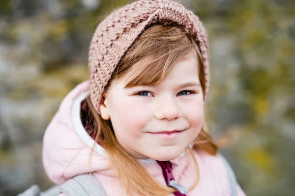 Retrato da menina sorridente feliz da criança ao ar livre. Criança pequena com cabelos loiros olhando e sorrindo para a câmera. Criança saudável feliz desfrutar de atividade ao ar livre e brincar. — Fotografia de Stock
