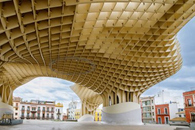 İspanya, Sevilla 'nın eski semtinde bulunan Metropol Şemsiyesi ahşap yapısı. İnsansız boş bir yer.