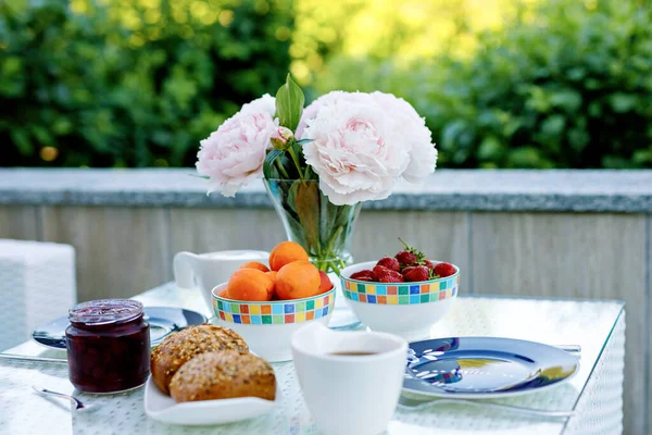 Romantik çiftler için yaz sabahı balkonlu terasta ya da otelde sunulan ekmek, taze meyve, çilek ve kahveyle kahvaltı masası..