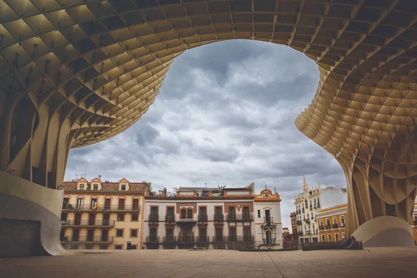 Metropol Parasol estrutura de madeira localizada no antigo bairro de Sevilha, Espanha. Lugar vazio sem pessoas. — Fotografia de Stock