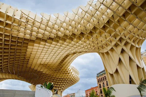 Metropol Parasol estrutura de madeira localizada no antigo bairro de Sevilha, Espanha. Lugar vazio sem pessoas. — Fotografia de Stock