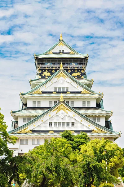 Bellissimo castello di Osaka in Giappone nella soleggiata giornata estiva. Famoso castello, attrazione per i turisti e visite turistiche. Cultura giapponese. Il castello è uno dei monumenti più famosi del Giappone. — Foto Stock