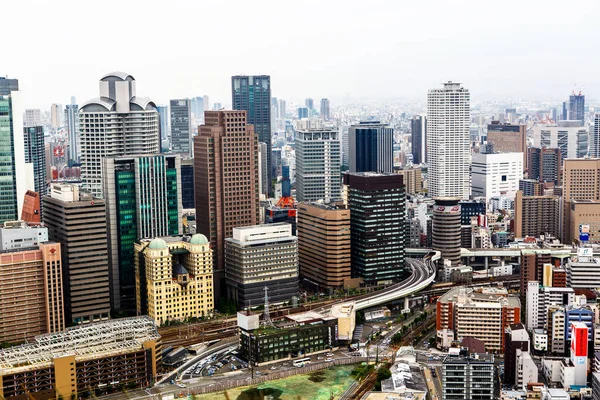 OSAKA, JAPONSKO - 18. května 2015: Pohled shora na město Ósaka se siluetou se světlíky, dálnicemi a parky z vrcholu japonského hradu Ósaka. Je to hlavní město prefektury Ósaka. — Stock fotografie