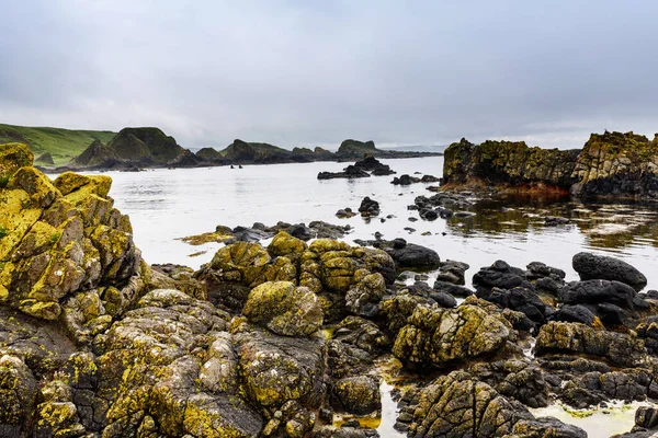 Antrim Sahili Ballintoyat Bölgesi, Kuzey İrlanda. Sert İrlanda manzara ve kıyı şeridi, Wild Atlantic Way parçası.
