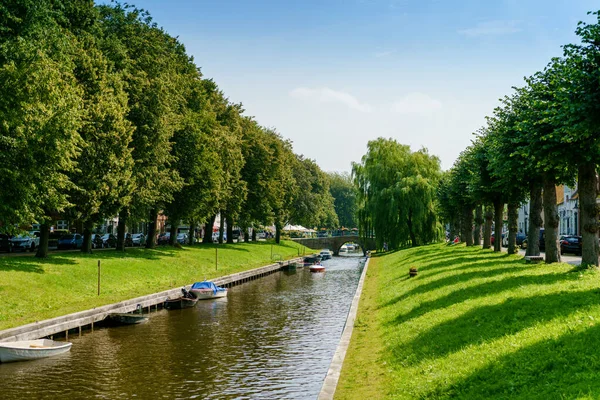 Uitzicht en details van Friedrichstadt, een stad in de Landkreis Nordfriesland, in Sleeswijk Holstein, Duitsland. Het werd in 1621 opgericht door Nederlandse kolonisten — Stockfoto