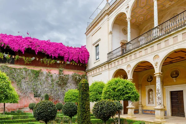 Pilatos hus heter Casa de Pilatos i Sevilla, Spanien. Dess arkitektur är en originell blandning av italiensk renässans och andalusisk mudejar stil. — Stockfoto