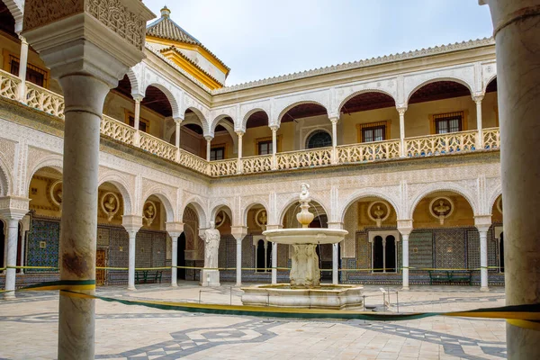 Pilatos Hanedanı Sevilla, İspanya 'daki Casa de Pilatos' u aradı. Mimarisi İtalyan Rönesans ve Endülüs mudejar stilinin orijinal bir karışımıdır..