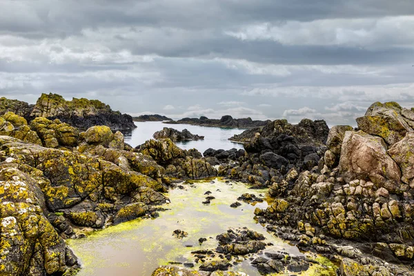 Ballintoyat de kust van Antrim in Noord-Ierland. Ruig Iers landschap en kustlijn, onderdeel van wild Atlantic Way. — Stockfoto