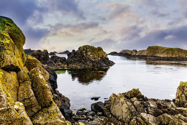 Obszar Ballintoyat Antrim Coast, Irlandia Północna. Surowy irlandzki krajobraz i linia brzegowa, część Wild Atlantic Way. — Zdjęcie stockowe