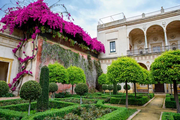 La Casa de Pilatos llamada Casa de Pilatos en Sevilla, España. Su arquitectura es una mezcla original de estilo renacentista italiano y mudéjar andaluz. — Foto de Stock