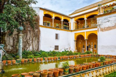 Pilatos Hanedanı Sevilla, İspanya 'daki Casa de Pilatos' u aradı. Mimarisi İtalyan Rönesans ve Endülüs mudejar stilinin orijinal bir karışımıdır..