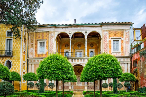 La Casa de Pilatos llamada Casa de Pilatos en Sevilla, España. Su arquitectura es una mezcla original de estilo renacentista italiano y mudéjar andaluz. — Foto de Stock