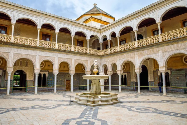 ピラトス家はスペインのセビリアにカーサ・デ・ピラトスを呼んだ。その建築は、イタリアのルネサンスとアンダルシアのムデハル様式のオリジナルの混合物です。. — ストック写真