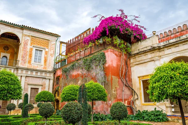 Pilatos hus heter Casa de Pilatos i Sevilla, Spanien. Dess arkitektur är en originell blandning av italiensk renässans och andalusisk mudejar stil. — Stockfoto