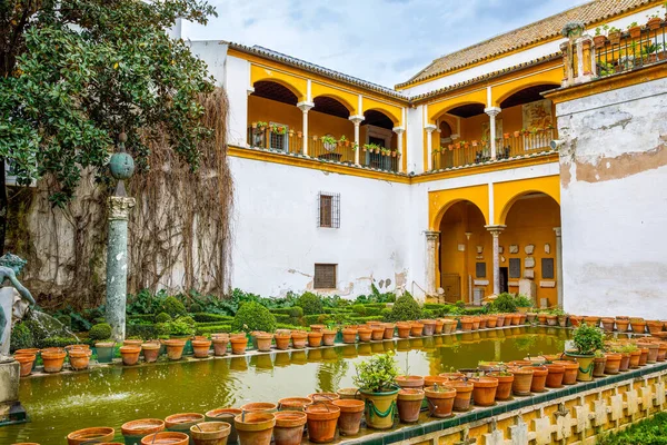 Pilatos hus heter Casa de Pilatos i Sevilla, Spanien. Dess arkitektur är en originell blandning av italiensk renässans och andalusisk mudejar stil. — Stockfoto