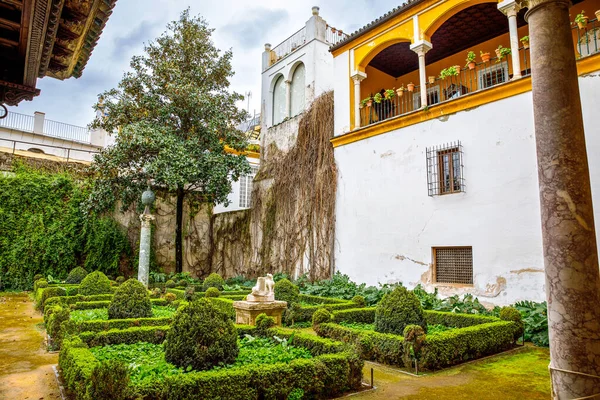 La Casa de Pilatos llamada Casa de Pilatos en Sevilla, España. Su arquitectura es una mezcla original de estilo renacentista italiano y mudéjar andaluz. — Foto de Stock
