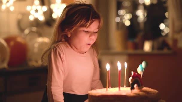 Adorabile bambina che festeggia il quinto compleanno. Bambino bambino carino con torta principessa fatta in casa, al coperto. Felice bambino sano soffiando 5 candele sulla torta Clip Video