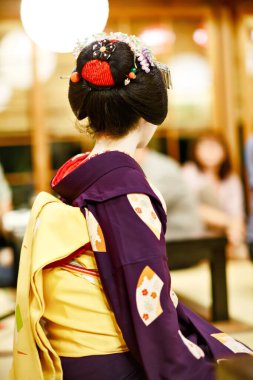 Maiko çırağı Japon geleneksel dansını gösteriyor. Maiko bir çırak geyşa. Maikos ozashiki 'deki ziyaretçiler için şarkı söylüyor, shamisen çalıyor veya enstrümanlar çalıyor.