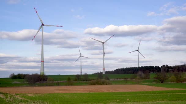 Panoramautsikt över vindpark eller vindpark på solig dag, med höga vindkraftverk för produktion av el med kopieringsutrymme. Begreppet grön energi. Royaltyfri Stockvideo