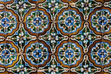 İspanya, Seville 'deki bir şehir sarayında geleneksel duvar süslemesi..