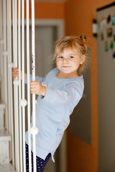 Porträt von entzückenden niedlichen Kleinkind Mädchen von drei Jahren. Wunderschönes Baby mit blonden Haaren, das in die Kamera blickt und lächelt. Glückliches gesundes Kind. — Stockfoto