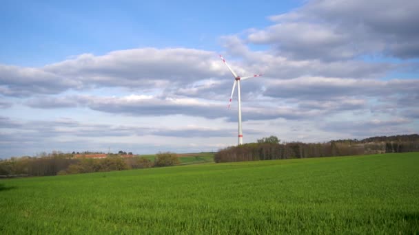 Panoramautsikt över vindpark eller vindpark på solig dag, med höga vindkraftverk för produktion av el med kopieringsutrymme. Begreppet grön energi. Royaltyfri Stockfilm