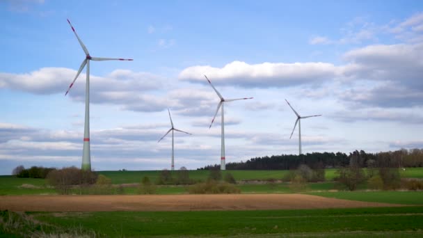 Panoramautsikt över vindpark eller vindpark på solig dag, med höga vindkraftverk för produktion av el med kopieringsutrymme. Begreppet grön energi. Stockvideo