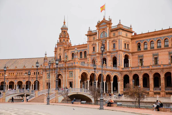 SEVILLE, İspanya - 18 Mart 2022: Beautiful Plaza de Espana, Sevilla, İspanya