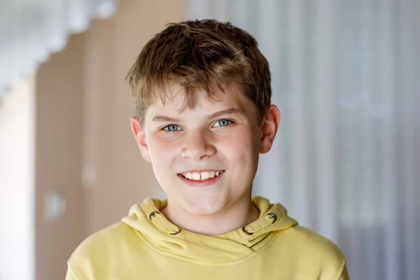 Ritratto di un ragazzino della scuola. Bella bambina felice che guarda la macchina fotografica. Scolaretto sorridente. Concetto educativo. — Foto Stock