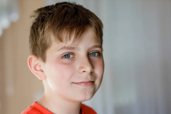 Portret van een schooljongen. Mooi gelukkig kind kijkend naar de camera. Schooljongen lacht. Onderwijsconcept. — Stockfoto