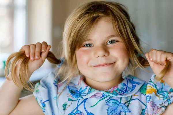 Крупним планом портрет милої дівчинки. Щаслива усміхнена дошкільна дитина дивиться на камеру. Концепція дитинства . — стокове фото