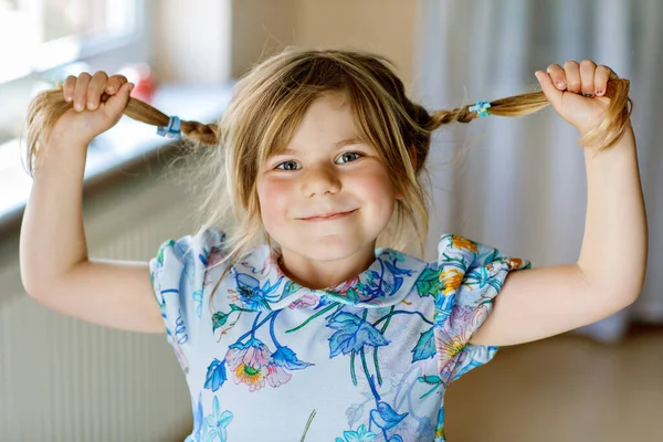 Close-up portrait of a cute little girl. Happy smiling preschool child looking at the camera. Childhood concept. — Stock Photo, Image