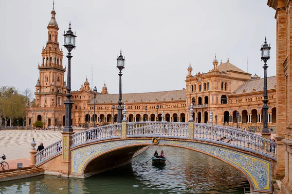SEVILLE, İspanya - 18 Mart 2022: Beautiful Plaza de Espana, Sevilla, İspanya