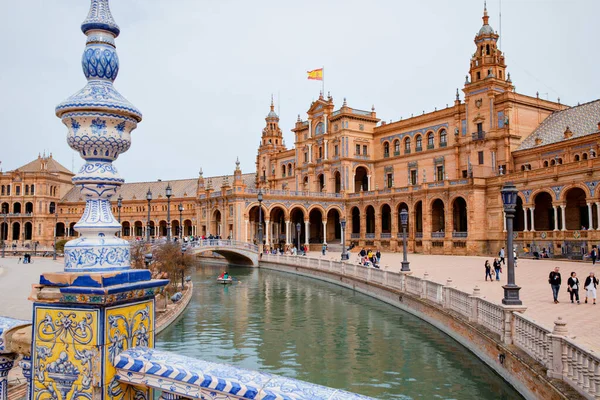 SEVILLE, İspanya - 18 Mart 2022: Beautiful Plaza de Espana, Sevilla, İspanya — Stok fotoğraf