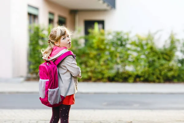 Χαριτωμένο κοριτσάκι που πάει σχολείο. Υγιές παιδί μικρής ηλικίας με τα πόδια στο νηπιαγωγείο και νηπιαγωγείο. Ευτυχισμένο παιδί με σακίδιο πλάτης στο δρόμο της πόλης, σε εξωτερικούς χώρους. — Φωτογραφία Αρχείου