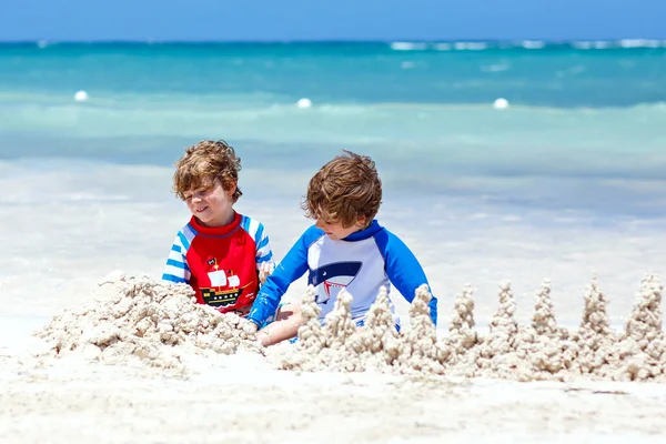 두 아이가 소년 건물 모래 성곽에 열 대 해변의 보라 보라 — 스톡 사진
