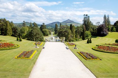 Powerscourt Garden'daki Powerscourt Binası. Panoramik manzara. Enniskerry, İrlanda'nın önde gelen turizm merkezlerinden biri