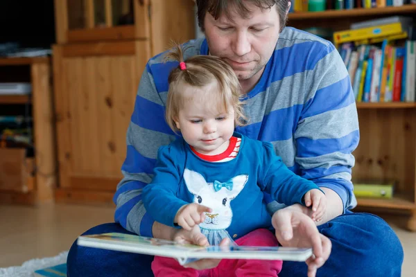 Retrato de pai caucasiano segurar livro história lendo com filha menina. Home school aprender com o professor, educação amor família feliz juntos, cama tempo história pais dia conceito — Fotografia de Stock