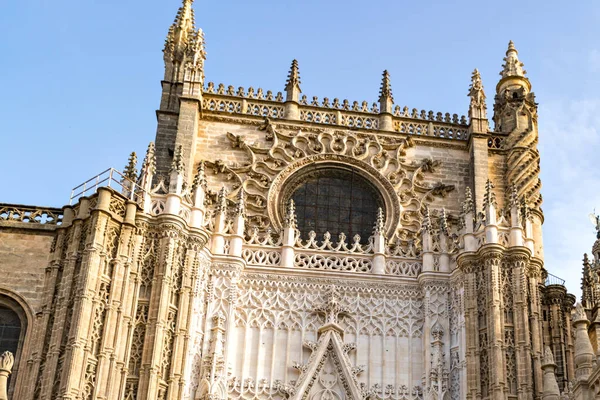 Sevillská katedrála Giralda věž Sevilla Andalusie Španělsko Kostel za slunečného dne. — Stock fotografie