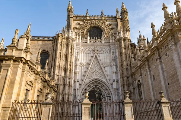 Sevillská katedrála Giralda věž Sevilla Andalusie Španělsko Kostel za slunečného dne. — Stock fotografie