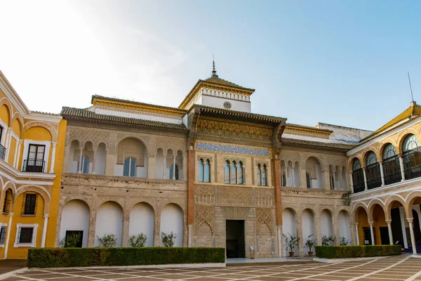 Edificios del palacio del Alcázar en Sevilla. Con hermoso jardín público formal dentro del palacio de Alcázar Sevilla en verano en Andalucía —  Fotos de Stock