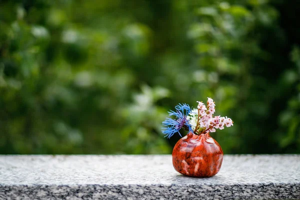 Çiçekli vazo. Kendi kendine yapılmış vazoya yakın çekim. Bahçedeki renkli yaz çiçekleri — Stok fotoğraf