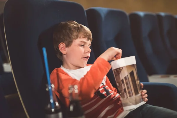 Carino Ragazzo Della Scuola Guardare Film Cartone Animato Cinema Tempo — Foto Stock