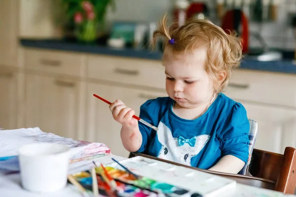 Linda Niña Feliz Pintura Con Acuarela Sobre Papel Bebé Niño — Foto de Stock