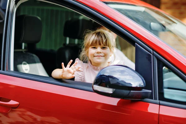 Boldog Gyermek Óvodás Lány Autóban Mielőtt Elmegy Nyári Vakációra Szülőkkel — Stock Fotó