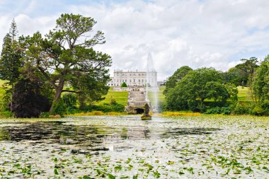 Powerscourt Garden'daki Powerscourt Binası. Panoramik manzara. Enniskerry, İrlanda'nın önde gelen turizm merkezlerinden biri.